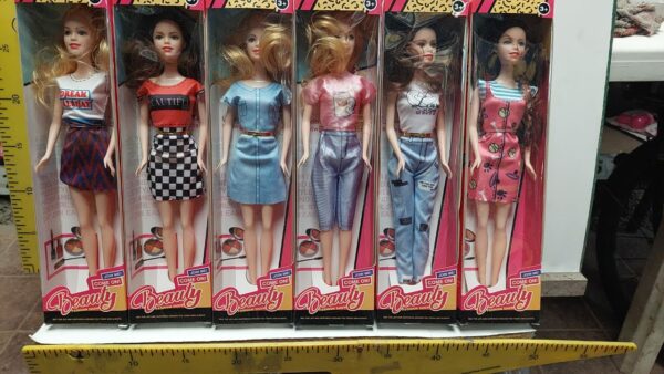 MUñECA FLACA  CUERPO GOMA  CAJA ANGOSTA RONS.ART 819   3800.00$