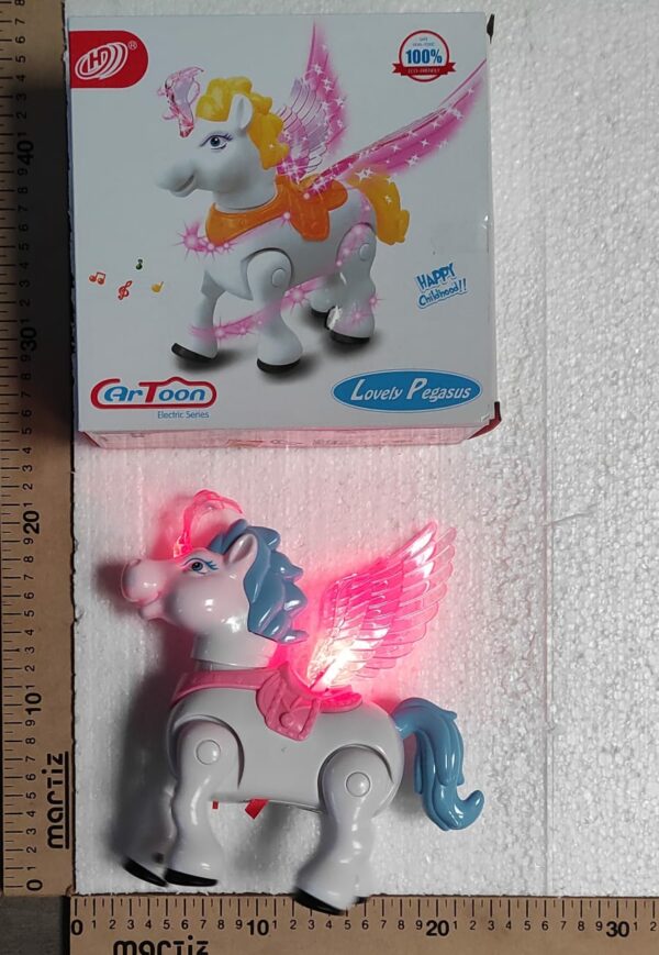 CABALLITO ALADO CAMINA LUZ A PILAS 20 CM   8900.00 $   10-7-25